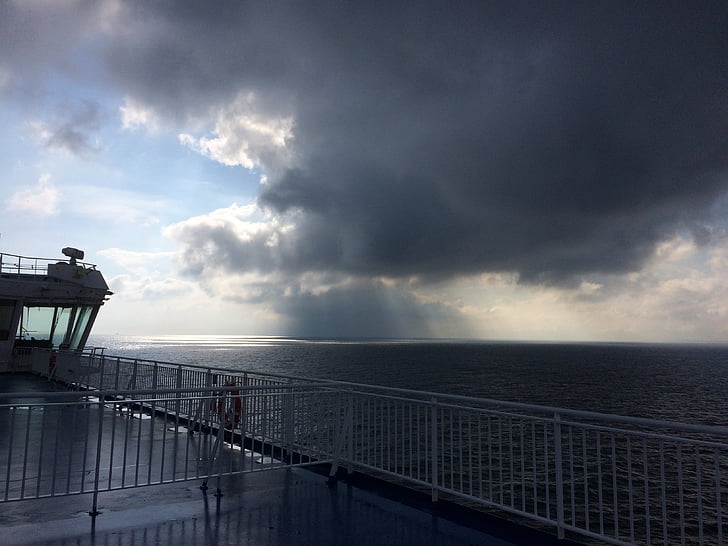 ферибот, тежки облаци, дъжд, открито море, буря