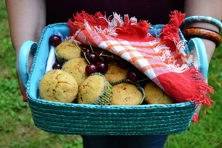 muffins kurv, hænder, der holder madkurv, muffins, dessert, udendørs, kirsebær, kurv