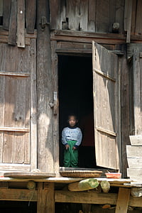 enfant, Hut, porte, vue, Myanmar, pauvreté