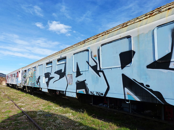vlak, kombi, vandalizmus, opustené, graffiti