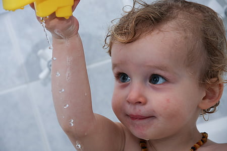 бебе, Момче, малко момче, баня, вода, падащата вода, игра