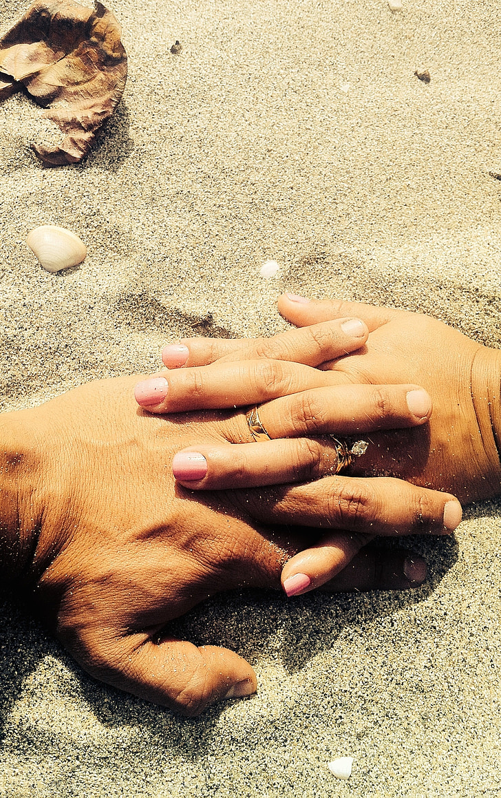 Drži ruke, angažman, Vjenčano prstenje, ljubav, romansa, romantična, pijesak