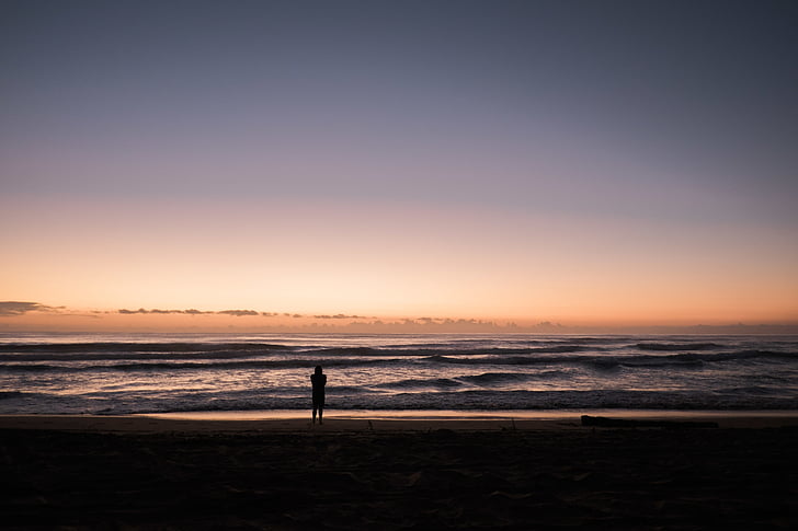silhueta, pessoa, em pé, perto de, água, Praia do oceano, Estados Unidos