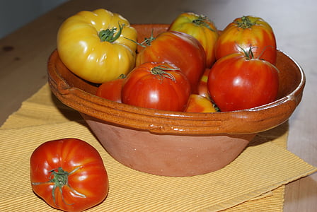 Heirloom Tomater, skål terrakotta, tabell, bordslinne