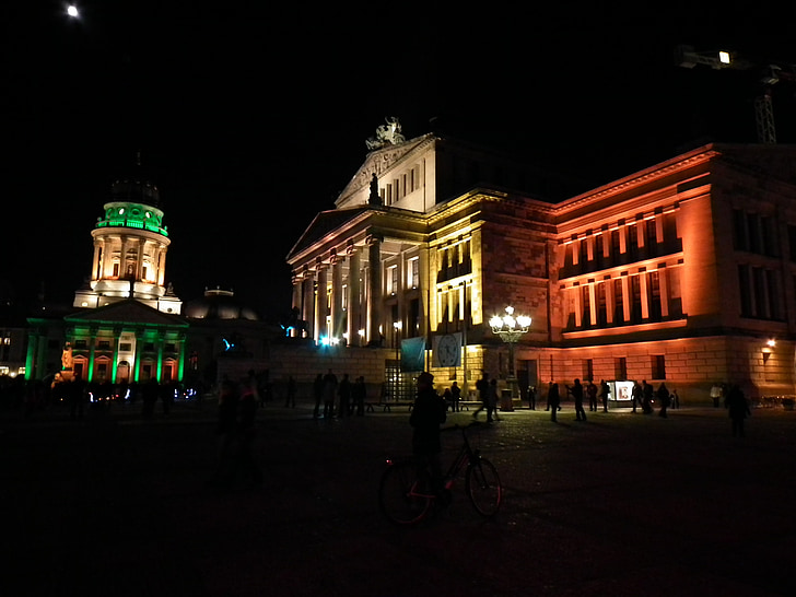 Berlino di notte, Berlino, città delle luci, notte, illuminato, architettura, persone