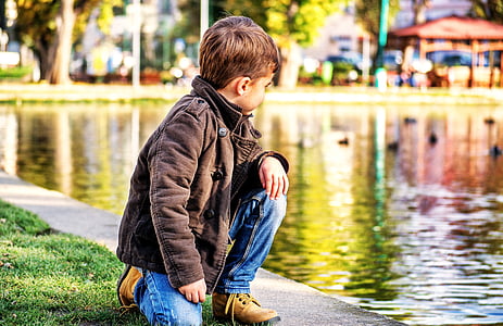 малко дете, дете, езеро, парк, дете гледа далеч, момче търси далеч, вода