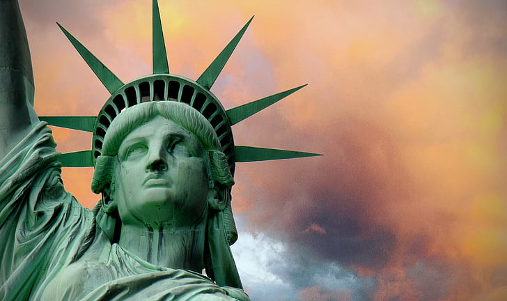 estátua da liberdade, tumulto, tempestuoso, político, nuvens, liberdade iluminando o mundo, braço levantado