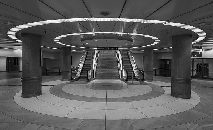 Στουτγκάρδη, Σιδηροδρομικός Σταθμός, Αεροδρόμιο, υπόγειο, κυλιόμενες σκάλες, μαύρο και άσπρο, απομακρυσμένη κυκλοφορία