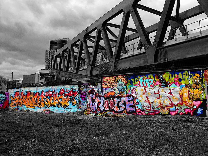 Prodotto Tag, Londra, Ponte, Regno Unito, Inghilterra, Graffiti, cielo nuvoloso