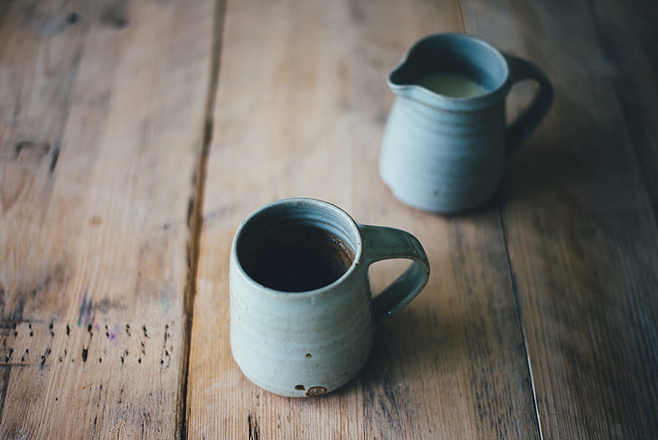 keramika, pohár, káva, mléko, dřevěný, tabulka, dřevo - materiál