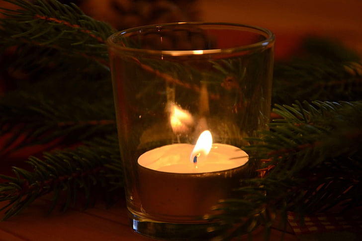 svijeće, uz svijeće, svjetlucaju, Božić, Došašće, dekoracija, Božićni ukras