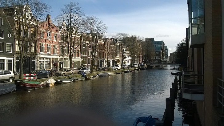 Amsterdam, canal, puente, barcos, marzo