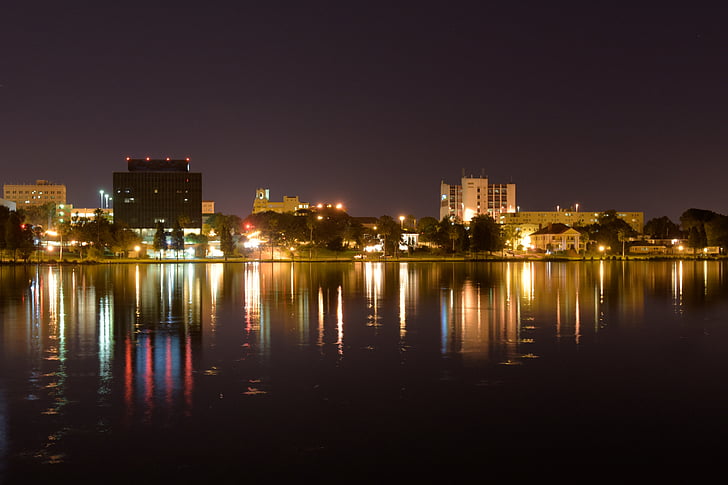 Lakeland, Florida, nakts ainas, pilsētas apgaismojums, cilvēki un kultūra, ezers, ūdens