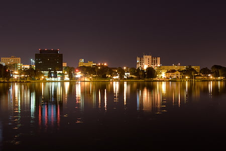 Lakeland, Florida, scena di notte, luci della città, paesaggio urbano, Lago, acqua