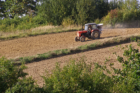 Traktor, Landmaschine, Arbeiten auf dem Feld, Staub, Boden, Feld, Erde