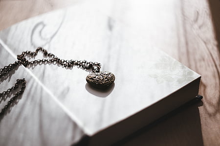 srdce, náhrdelník, staré, ocel, kniha, kryt, stránky