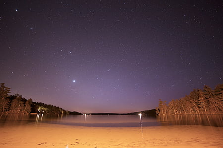 pludmale, ezers, naktī, debesis, zvaigznes