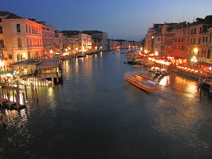Italia, Venecia, por vía navegable, aldea, alojamiento, iluminación, vida nocturna