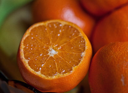 augļi, dienvidu augļi, vesela augļa, augļa iekšienē, apelsīni, mandarīni, svaigiem augļiem