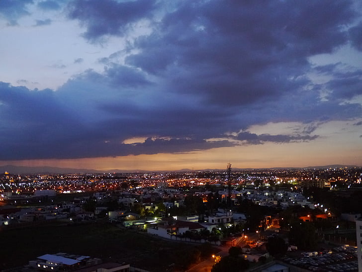 Πουέμπλα, πόλη, διανυκτέρευση, σύννεφα, ηλιοβασίλεμα, Μεξικό, βραδινό ουρανό