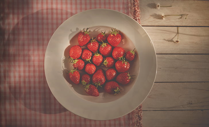 shallow, focus, photography, red, strawberries, plate, fruits