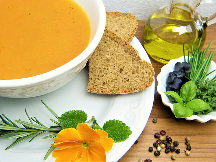 Gulerodssuppe, brød, urter, olie, suppe, grøntsager, frokost