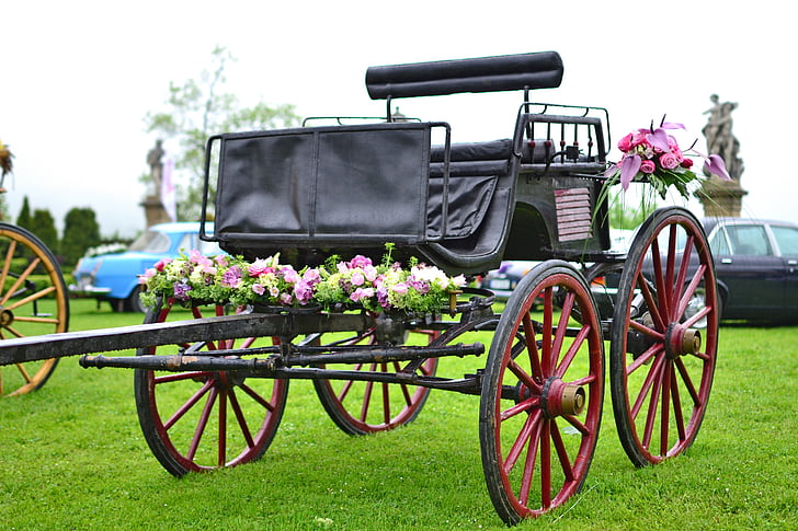 esküvői jármű, vezetőfülke, történelmi, hosszú ideig, virágok, esküvői dekoráció, esküvői menet
