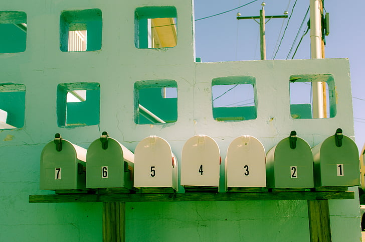 zöld, postaláda, sárga, számok, betűk, fal, üveg
