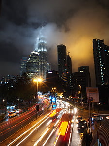 Malasia, Kuala lumpur, KLCC, noche, paisaje urbano, rascacielos, tráfico
