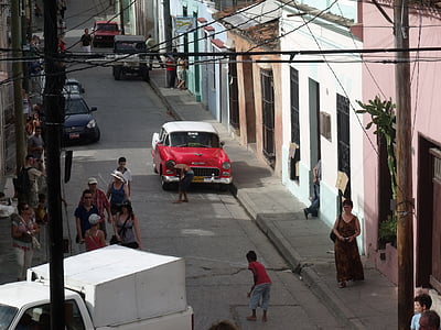 Kuba, stará auta, Havana, ulice