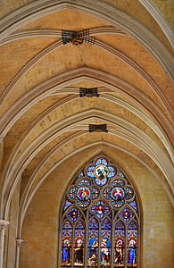 Cattedrale, finestra di vetro macchiata, arco