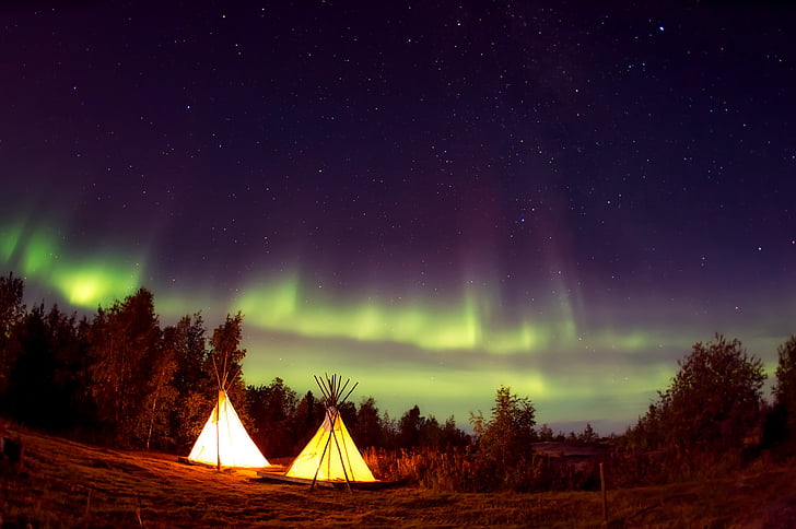 tipis, campamento, camping, Aurora Boreal, luces del norte, bosque, árboles