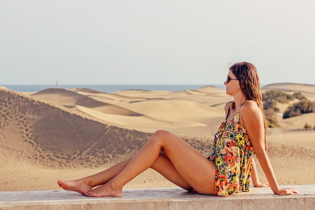 người phụ nữ trẻ, kỳ nghỉ, du lịch trong nước, người phụ nữ, tiếp xúc với ánh nắng mặt trời, cồn cát, cồn cát