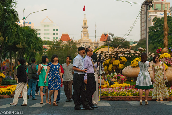 gens, marche, rue, fleurs, ville, Viêt Nam, Saigon