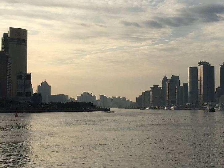 Shanghai, Huangpu-folyó, reggel