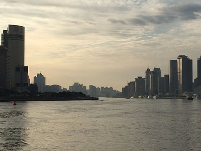 Shanghai, Huangpu rivier, ochtend