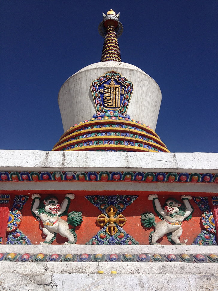 în vestul Chinei, în provincia qinghai, Mănăstirea kumbum, religie, cer albastru, Budism tibetan, turism