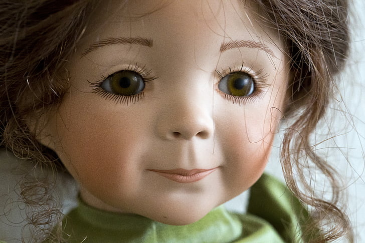 Sběratelská panenka, detaily, obličej, hnědé oči, růžové rty, skutečné vlnité vlasy, dítě