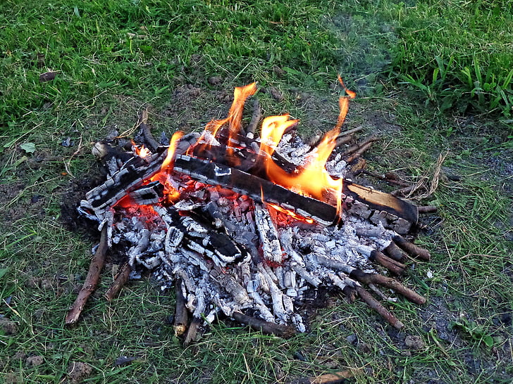 ein Ausbruch von, Camping-Ausflug, Camp, Grill, Flammen, Feuer, Holz