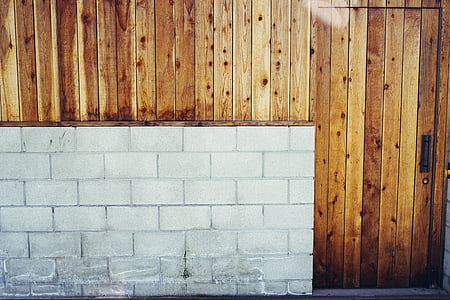 Braun, aus Holz, Tür, Neben, weiß, Decke, Beton