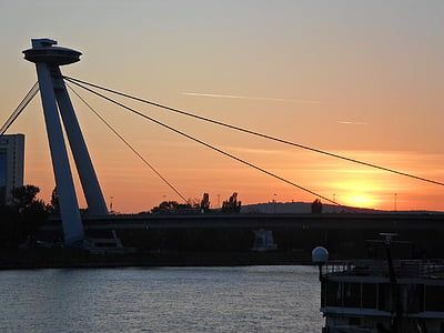 Eslovaquia, Bratislava, OVNI, puesta de sol