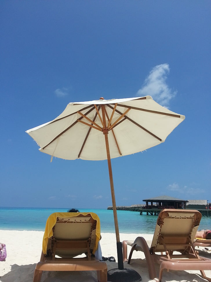 pludmale, Maldīvija, saulessargs, pārtraukums