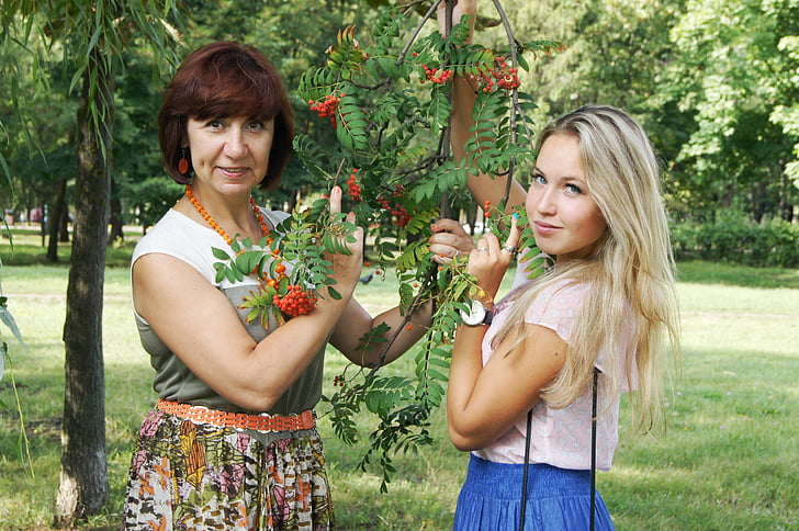 μαμά και κόρη, μαμά, Κόρη, Rowan, το καλοκαίρι, Μπέλγκοροντ, Ρωσία