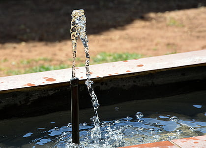 Wasser-Brunnen, Sprinkler, nass