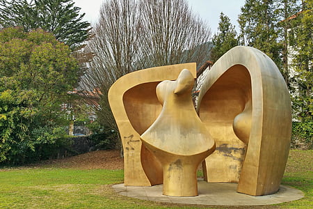 sculpture, henry moore, large figure in a shelter, gernika, bizkaia, vizcaya, monument
