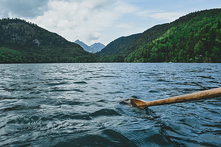 vert, montagnes, à côté de, corps, eau, canoë, bateau