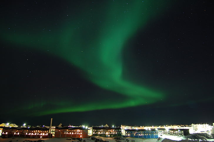 luminile nordului, noapte, Nuuk, verde, case, Groenlanda, aurora borealis