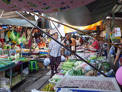 maeklong železniškega trga, Tajska, trgu, morski sadeži, zelenjave, posušene, krošnjami
