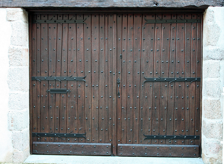 dvigubos durys, rudos durys, senovės durų, antikvariniai durų, didelis rudas durys, dygliuotos medines duris