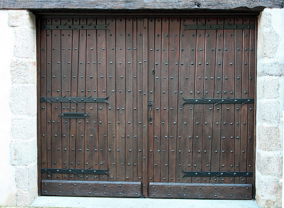 dvojkrídlové dvere, hnedé dvierka, staré dvere, starožitné dvere, veľké hnedé dvere, posiata drevené dvere